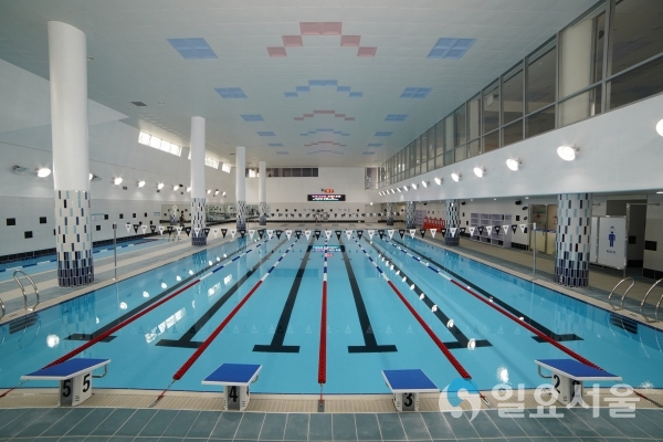 서부스포츠센터 수영장     © 김해시 제공