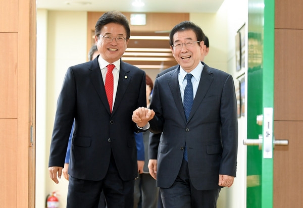 이철우 도지사(왼쪽)가 박원순 서울시장과 손을 맞잡고 도청 사림실에 입장하고 있다.
