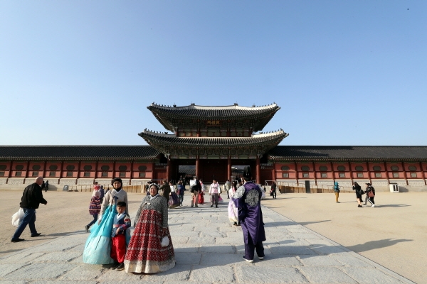 포근한 봄 날씨가 찾아온 지난 17일 서울 종로구 경복궁 위로 파란 하늘이 보이고 있다.