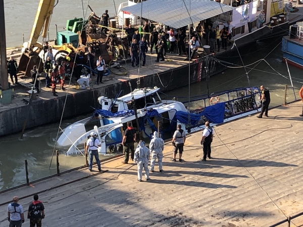 11일(현지시간) 헝가리 부다페스트 다뉴브강에서 침몰한 허블레아니호가 대형 크레인 '아담 클레인'에 의해 끌어올려져 수면 위로 모습을 드러내고 있다. [뉴시스]