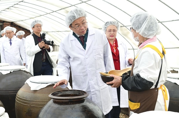 이철우 도지사가 전통된장 등을 생산하는 청송군 한국맥꾸름을 방문해 발효식품에 대해 질문하고 있다.