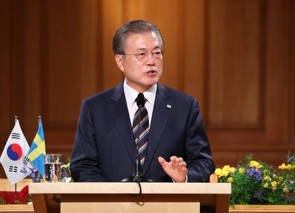 스웨덴을 국빈 방문 중인 문재인 대통령이 지난 14일 스톡홀름 스웨덴 의회에서 '한반도 비핵화와 평화를 위한 신뢰' 주제로 연설하고 있다.  [뉴시스]