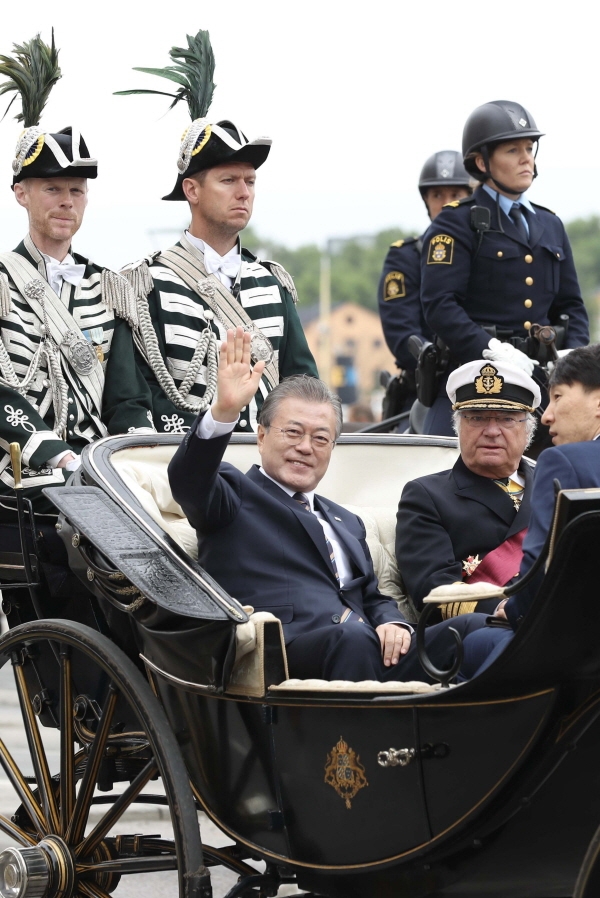 스웨덴을 국빈 방문한 문재인 대통령과 칼 구스타프 16세 국왕이 14일 오전(현지시간) 스웨덴 스톡홀름 왕궁에서 예정된 공식환영식을 위해 마차를 타고 함께 이동하고 있다. [뉴시스]