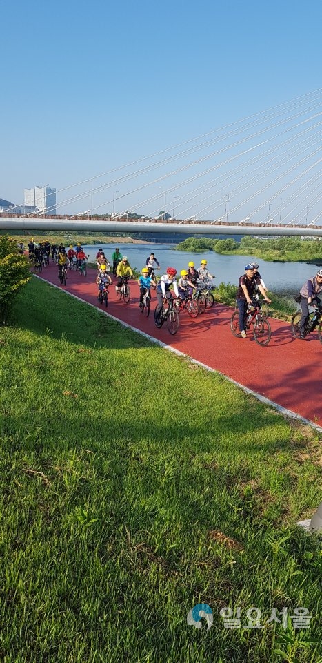 남강과 함께하는 동민자전거타기 행사에서 하대강변 자전거도로를 달리는 참가자들     © 진주시 제공
