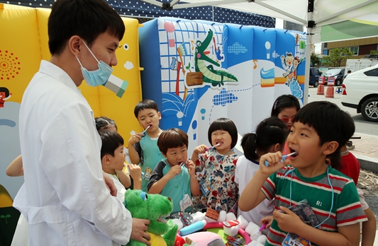 함평군보건소가  함평 5일 시장 일원에서 지역 유치원생․초등생들을 대상으로 올바른 칫솔질교육을 하는 모습