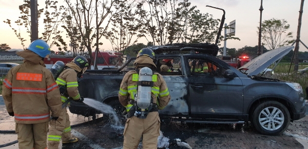 지난 17일 오후 7시 21분경 경북 경주시 교동의 한 주차장에 주차된 렉스턴에서 불이 나 3300만 원의 피해를 내고 10분 만에 진화됐다. [사진=경북 경주소방서 제공]