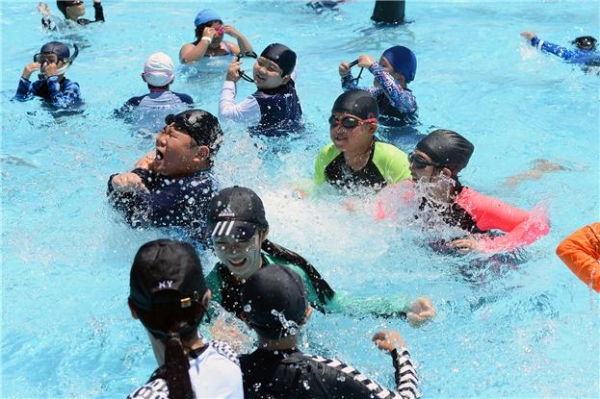 ▲지난해 운영된 ‘동대문구 야외수영장’에서 아이들이 즐겁게 물놀이를 하고 있다.