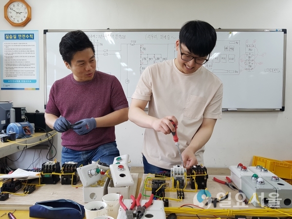 실습중인 진주폴리텍 스마트전기과 교육생 강승기씨(34, 左)     © 한국폴리텍대학 진주캠퍼스 제공