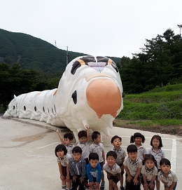 길이 25m ‘세상에서 가장 큰 누에’ 조형물이 어린이들에게 인기 만점이다.