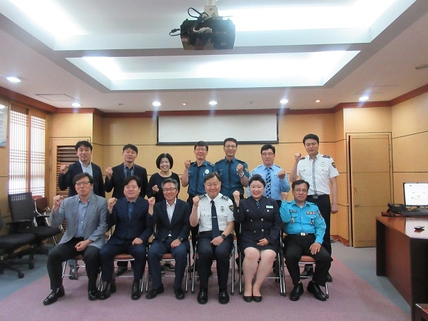 구미시가 20일  교통안전협의체 회의를 개최하고 단체사진을 찍고 있다.