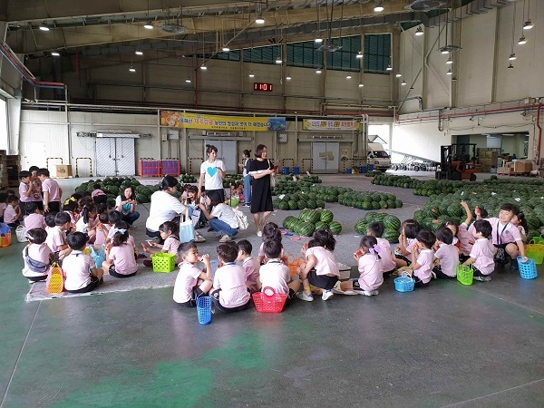 구미시 농산물도매시장관리사무소가 지난 19일과 21일에 관내 유치원 어린이 100여명이 방문해 시장체험학습을 실시하고 있다.