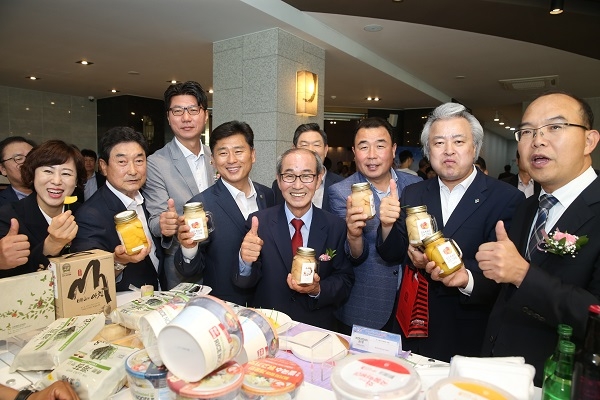 청도군이 ‘2019년도 경북도 농식품 수출촉진 대회’ 시상식에서 농식품 수출정책 평가 최우수상을 수상했다.