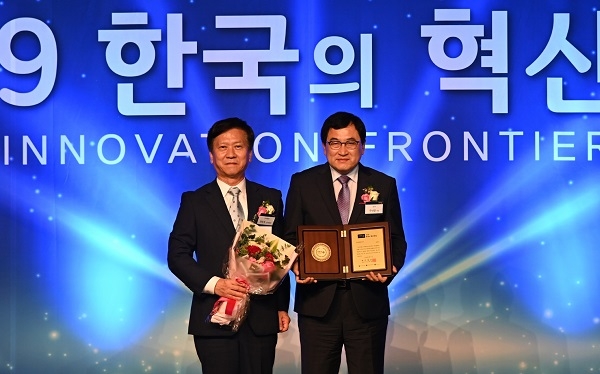 주낙영 경주시장(우측)이 21일 ‘2019 한국의 혁신대상’ 규제개혁 부문에서 대상을 수상하고 기념사진을 찍고 있다.