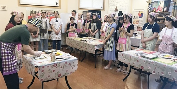 ▲19일 부터 20일 이틀 동안 중국 항저우세종학당이 ‘한국 전통 음식 문화 체험’ 행사를 개최했다.(사진제공=호남대학교)