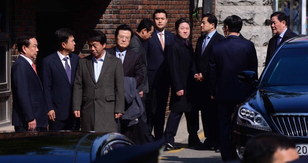 박근혜 전 대통령의 영장실질심사날 친박계 의원들이 삼성동 자택에 모여있다. [뉴시스]