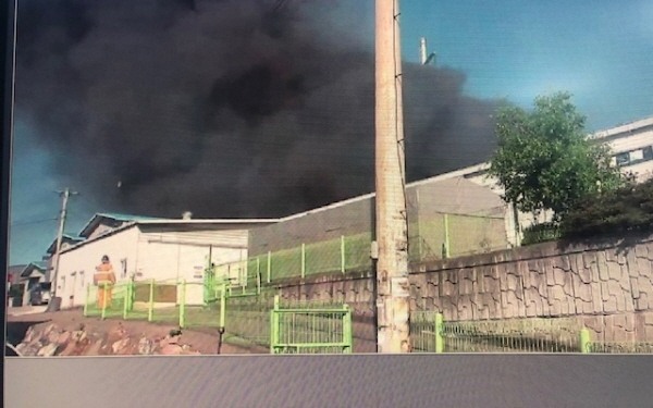 고양시 일산동구 지영동의 한 공장에서 화재가 발생해 검은 연기가 치솟고 있다. [사진=일산소방서 제공]