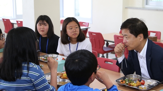 장석웅 전남교육감이 신안 흑산초등하교 학생들과 점심 식사를 함께하며 대화를 나누고있다