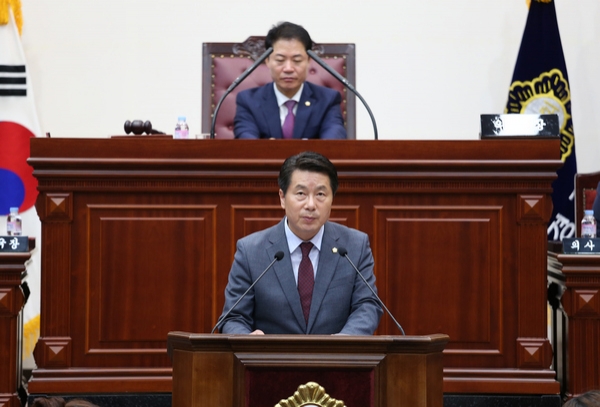 김동해 의원이 빈집에 대한 대책과 활용방안에 대해 시정질문을 하고 있다.