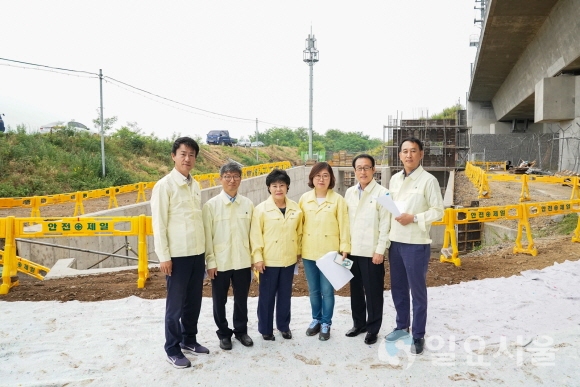 왼쪽부터 박정권 의원, 김두현 부위원장, 조규화 의원, 홍경임 위원장, 전영태 의원, 이성오 의원. 사진=수성구의회