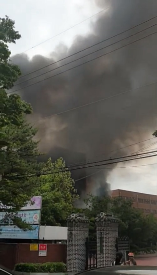 26일 오후 3시59분께 서울 은평구에 위치한 은명초등학교에 주차된 차량에서 불이 나 건물로 옮겨붙었다. 목격자 등에 따르면, 화재 당시 폭발음이 들린 것으로 전해졌다.