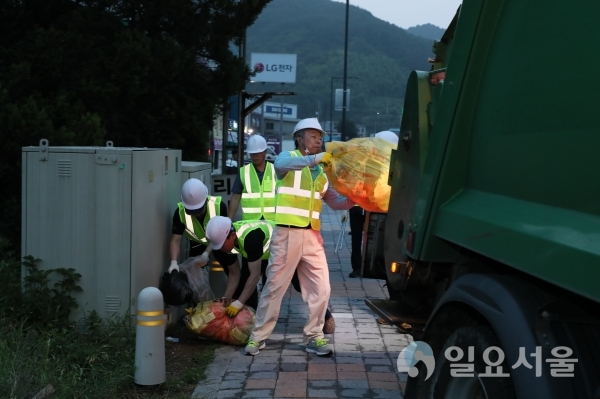 윤상기 군수는 새벽 5시 하동읍 시가지 일원에서 쓰레기를 수거하고 있다.     © 하동군 제공