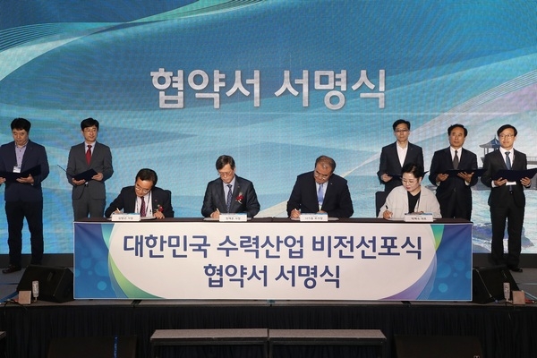 정재훈 한수원 사장(왼쪽 두번째)이  지난달 27일  강릉 씨마크호텔에서 ‘대한민국 수력산업 비전선포식’ 협약을 가지고 있다.