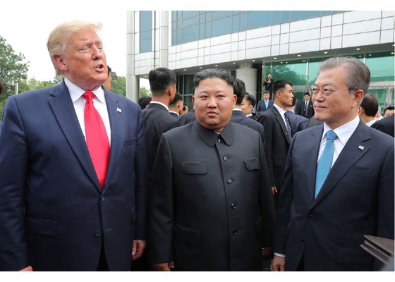 김정은 북한 국무위원장을 사이에 두고 도널드 트럼프 미국 대통령과 문재인 대통령이 환담하고 있다 [뉴시스]