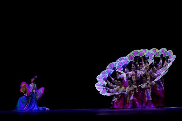 한국의 대표적 전통무용 레퍼토리인 부채춤