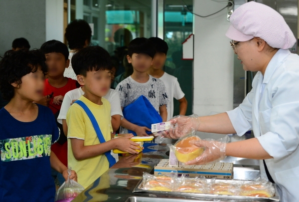 전국학교 비정규직연대회의(학비연대) 총파업 이틀째인 지난 4일, 충북 청주의 한 초등학교에서 대체 급식으로 이틀째 빵과 우유를 나눠주자 외면하고 있다. [뉴시스]
