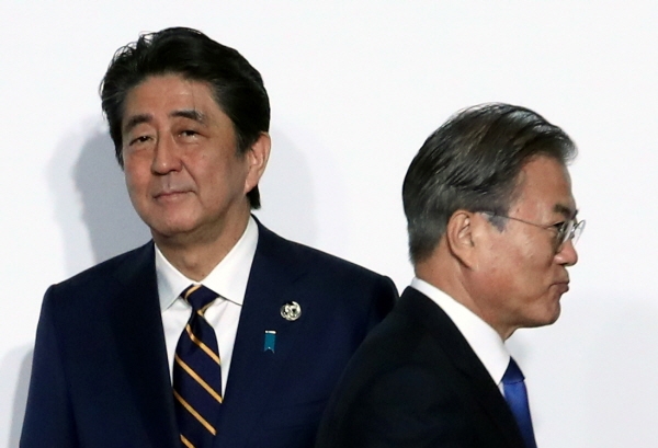 아베 신조 일본 총리(왼쪽)와 문재인 대통령(오른쪽)이 G20 회담에서 서로 다른 곳을 바라보고 있다. [뉴시스]