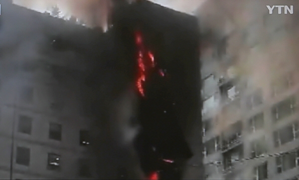 지난 5일 서울 목동 상가 건물에서 화재가 발생해 소방당국이 진화 중이다. [사진=YTN 캡쳐]