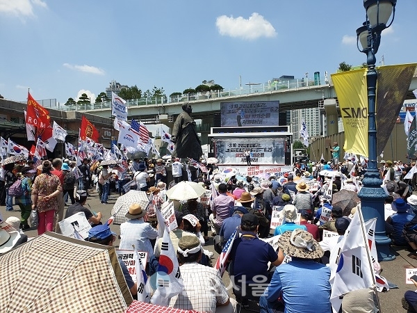 우리공화당 지지자들이 6일 서울역 앞에서 열린 제132차 태극기집회에 참석했다