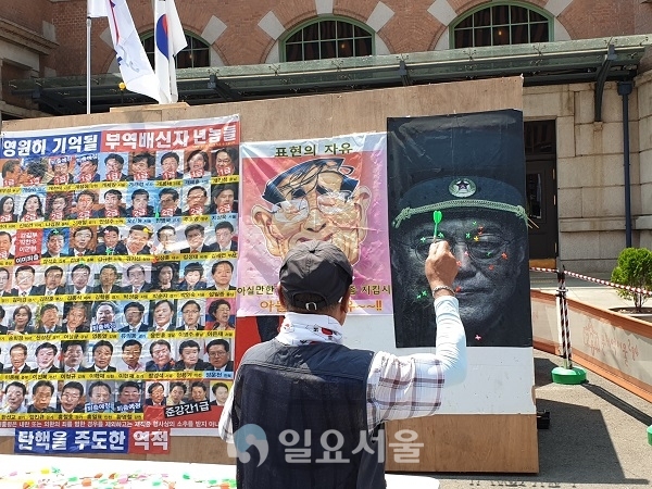문재인대통령·박원순 서울시장·자유한국당 의원들 사진으로 만들어진 다트판