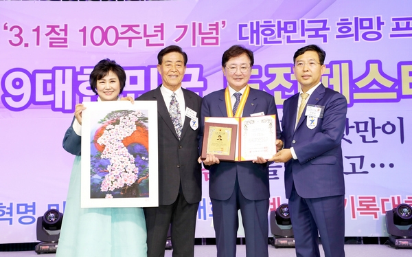 권영세 안동시장(오른쪽 두번째)이 지난 5일 제7회 대한민국 도전 페스티벌 행사 시상식에서 ‘2019 도전한국인상’을 수상했다.