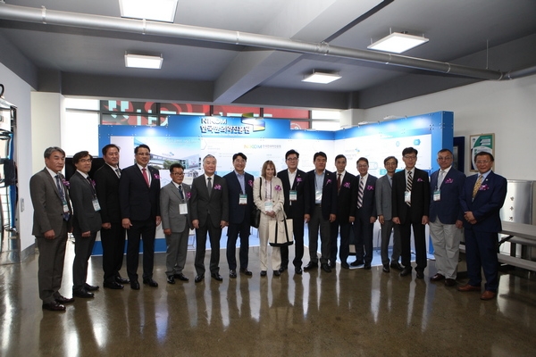 전우헌 경제부지사(좌측 일곱번째)가 9일 2019 전통의약 산업대전 및 국제컨퍼런스에 참석해 기념사진을 찍고 있다.