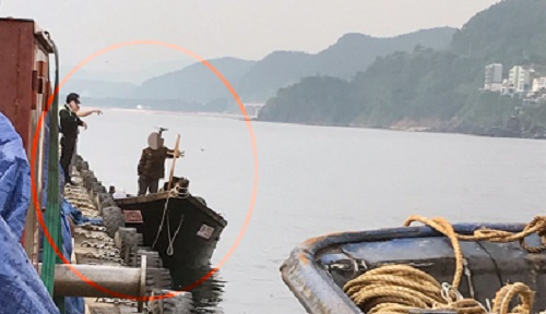 지난 15일 오전 6시50분께 강원 삼척시 정라동 삼척항에 자력으로 입항한 북한 주민 4명을 해경이 조사하고 있다. 뉴시스