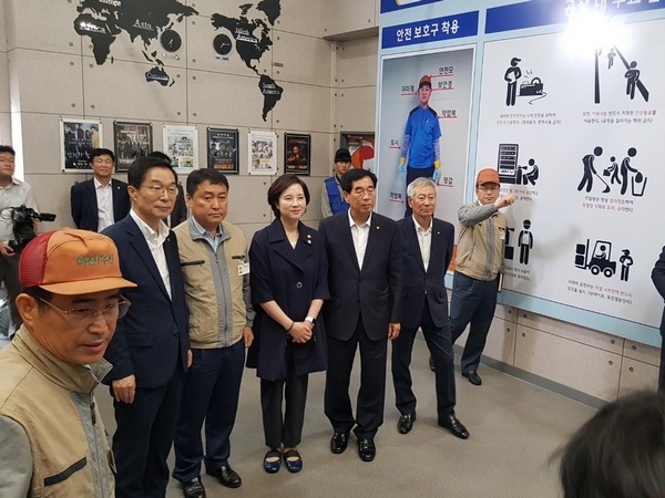 유은혜 교육부총리(좌측 네번째)가 10일 경산시 아진산업(주)를 방문해 현장을 둘러보고 있다.