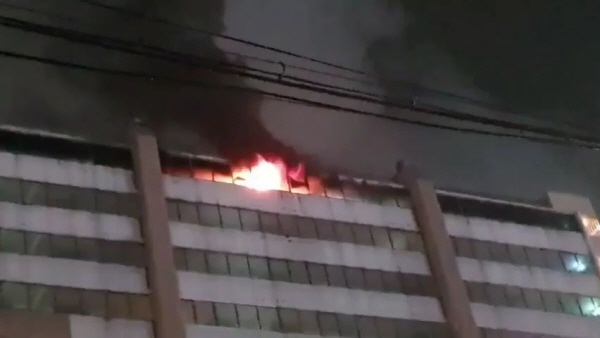 11일 오전 0시 55분경 충북 충주시에 위치한 한 아파트 15층 자신의 집에 불을 지른 A(40·여)씨가 경찰에 붙잡혔다. [뉴시스]