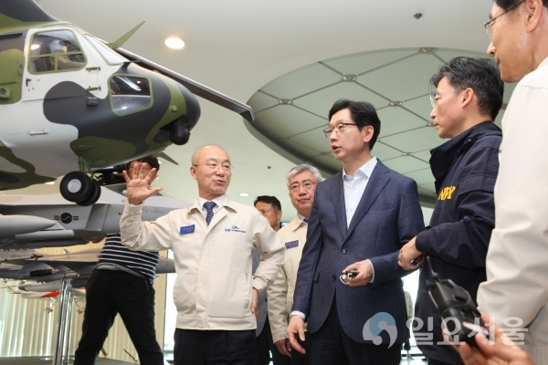 KAI 항공기동 홍보전시장에서 수리온헬기에 대한 설명을 하고 있는 김조원 사장     © 한국항공우주산업(주) 제공