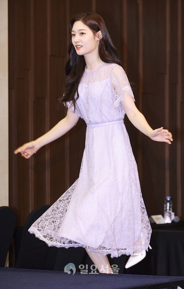 예능 세빌리아의 이발사 제작발표회에 참석한 다이아 정채연