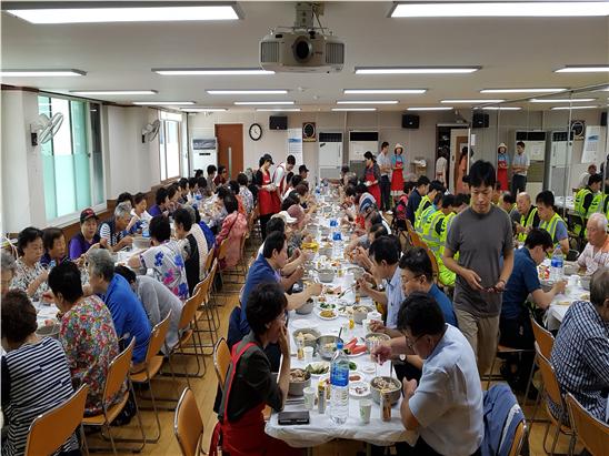▲2018년 가락본동주민센터에서 삼계탕 나눔 행사에서 어르신들이 식사하고 있다.