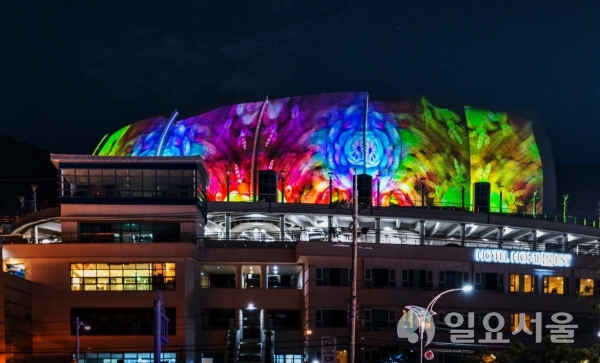 장승포항 '지붕없는 미술관' 빛의 영상 연출     © 거제시 제공