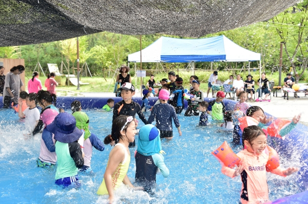 지난해 서대문구 남가좌1동 가재울어린이공원에 설치된 ‘우리 동네 미니수영장’에서 어린이들이 물놀이를 즐기고 있다. 구는 지난해 4곳에서 올해는 6곳으로 미니수영장을 늘렸다.
