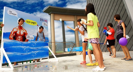 정남진과학관을 찾은 어린이들이 물풍선체험 놀이를 즐기고 있다