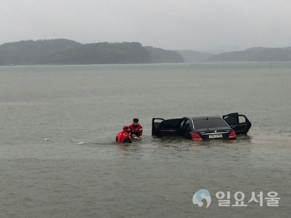 통영해경이 사천시 해상 차량 추락 숨진 운전자 인양하도 있다.     © 통영해양경찰서 제공