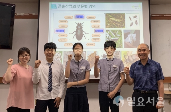 김일석 단장이(오른쪽) 진주 문산중학교 과학동아리 MSG와 기념사진을 찍고 있다.     © 경남과학기술대학교 제공