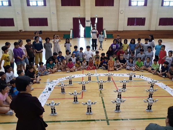 ▲조선대 SW융합교육원은 지난 16일 해남옥천초등학교 전교생들을 대상으로 ‘로봇친구와 함께하는 로봇코딩콘서트’를 개최했다.(사진제공=조선대학교)