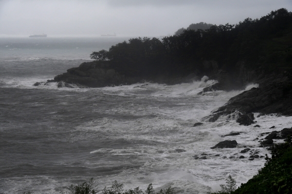 20일 오전 제5호 태풍 '다나스(DANAS)'가 북상하고 있는 가운데 경남 남해군 남면인근 해변에 높은 파도가 몰아치고 있다. [뉴시스]
