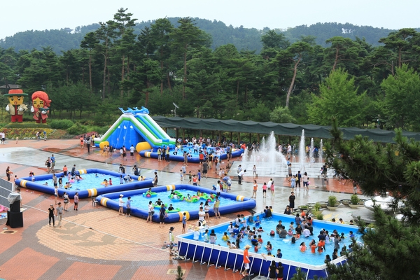 울진군이 울진군민과 울진을 방문하는 관광객을 대상으로 27일에서 8월 4일까지 9일간 2019년 여름 물놀이 행사를 울진엑스포공원 일원에서 운영한다.