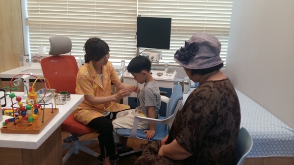 7월 11일 함소아한의원(강동지점)에서 아동의 호흡기 강화를 도와줄 한방패치를 붙여주고 있다.